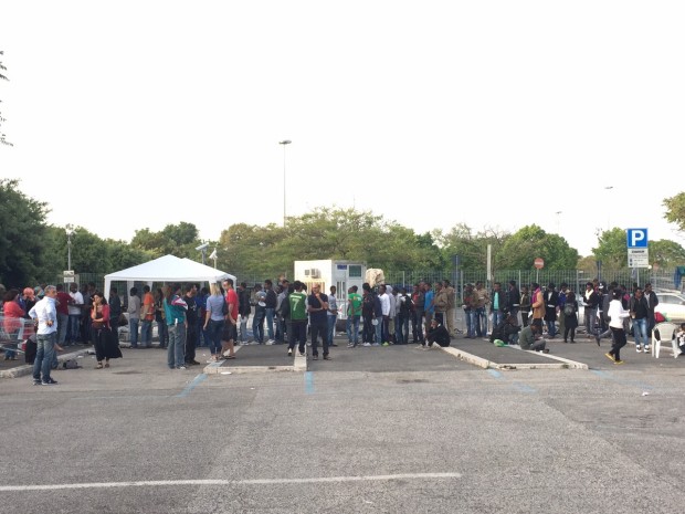 Persone in fila per avere un piatto di pasta